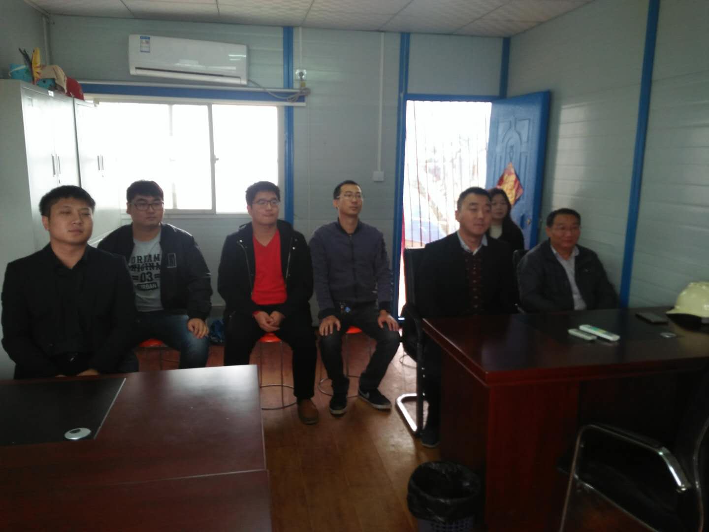 監(jiān)理工地黨員集中收看十九大2.jpg 監(jiān)理工地黨員集中收看十九大2.jpg